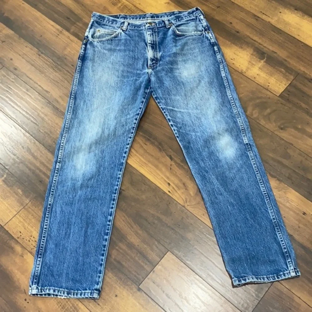 Wrangler distressed medium wash jeans 35‎